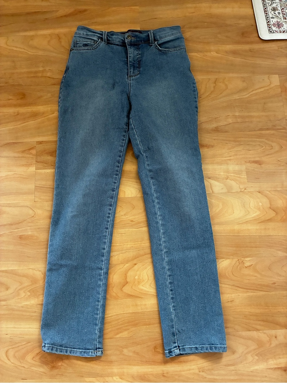 Gloria Vanderbilt Women's Blue Straight-Leg Amanda Jeans size 6